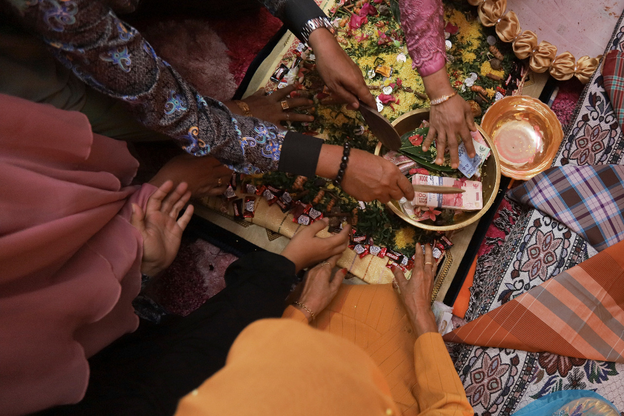 Uang Panai menjadi simbol penghargaan pihak laki-laki kepada pihak perempan yang dicintai. © Julian Somadewa/Shutterstock