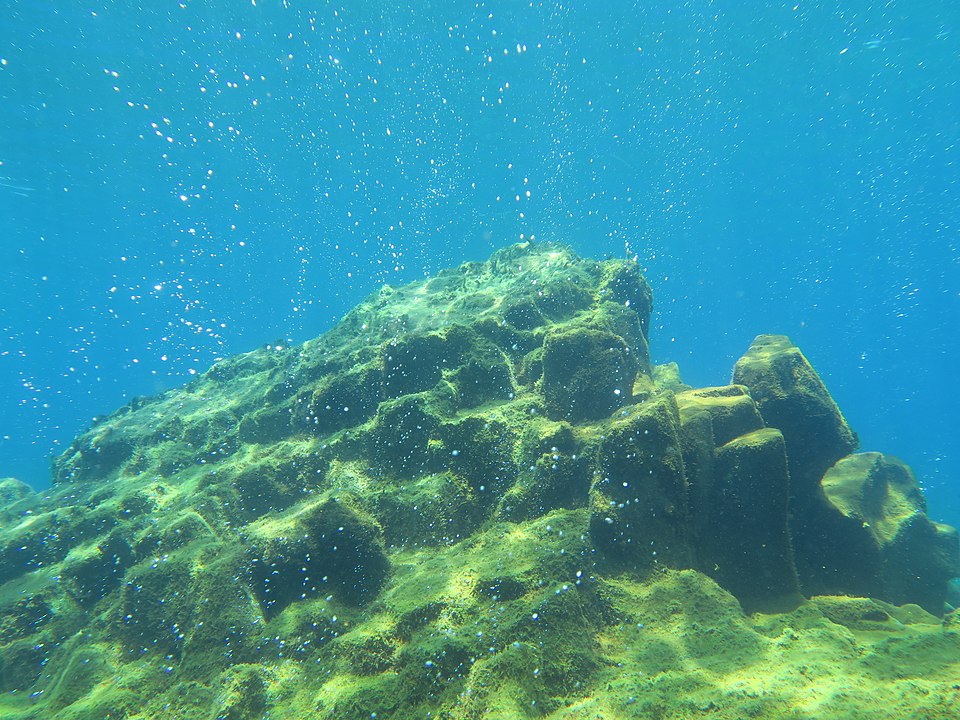 Gelembung-gelembung udara keluar dari area gunung api bawah laut (Banua Wuhu) pulau Mahengetang, Kepulauan Sangihe | Miriam Grandauer CC BY-SA 4.0