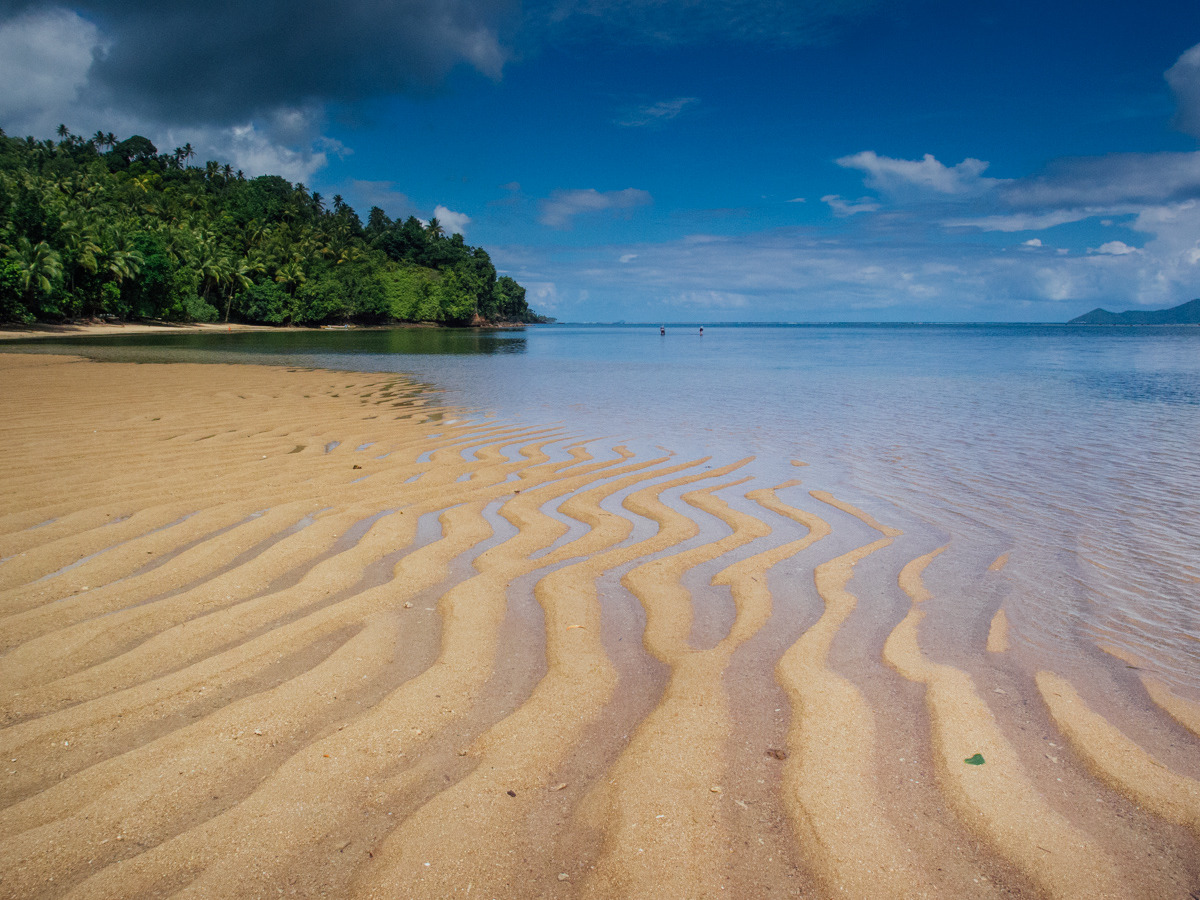 Pantai Embuhanga, pantai dengan pasir bergelombang yang ada di Kepulauan Sangihe | Fiqmal Rizky