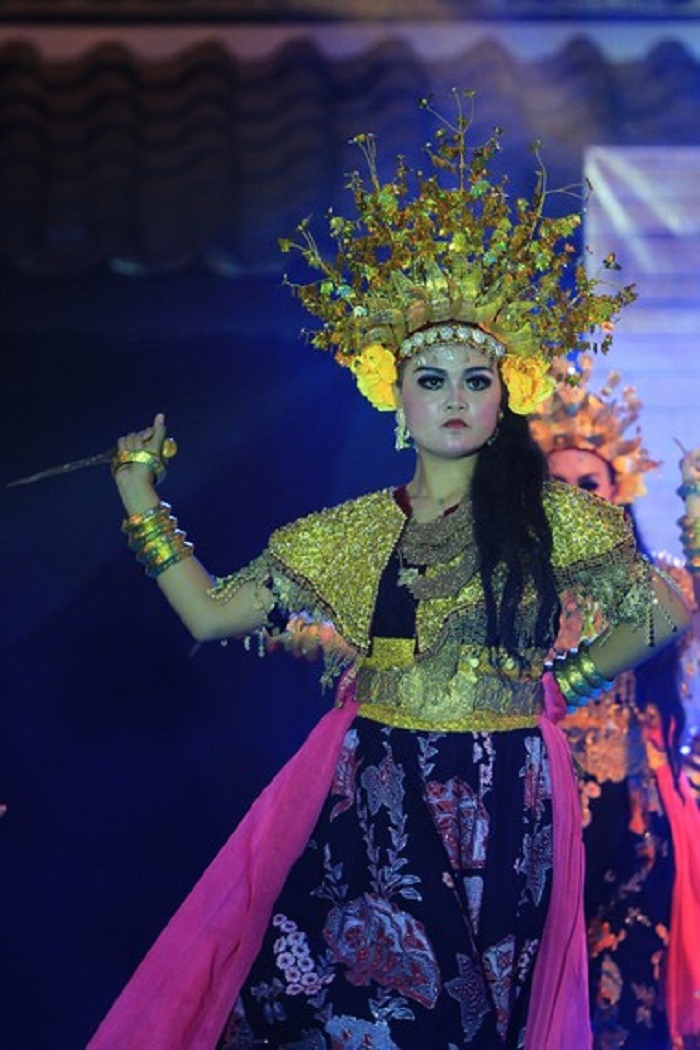 Penari Perempuan Siap Mengangkat Jari Telunjuknya | Foto: Indonesia Kaya
