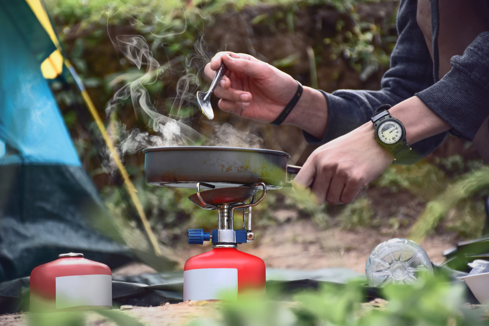Memasak saat di gunung | @Anusorn thongpasan Shutterstock
