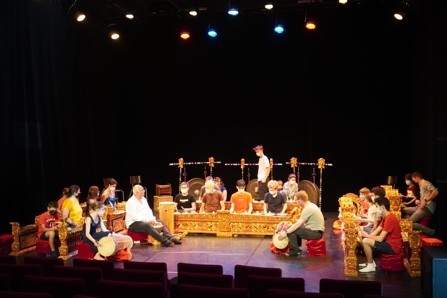 Siswa dan guru di Dole, Prancis yang mempelajari gamelan