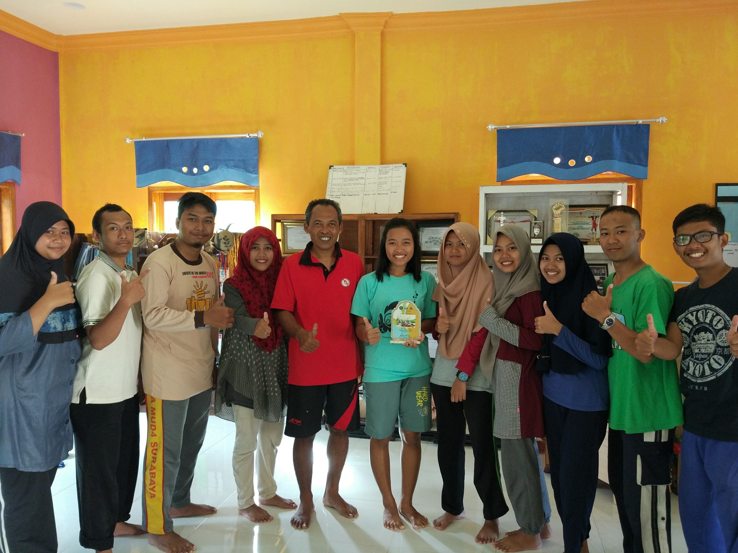 Pak Saptoyo (kaos merah) dan Lia Putrinda (kaos hijau) | Foto: Dokumentasi Pribadi