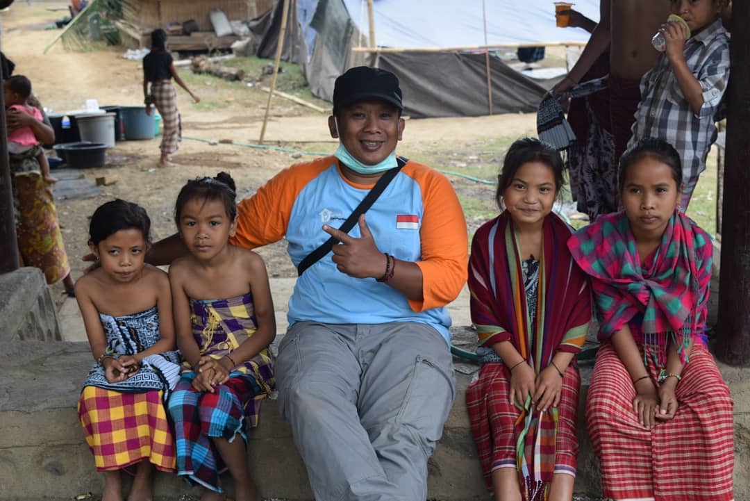 Bayu Gawtama saat aksi program Sekolah Relawan © Instagram.com/bayugawtama