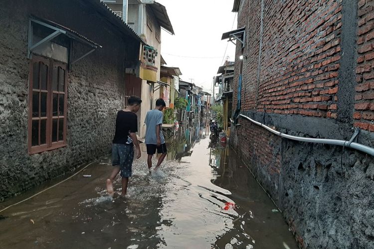 Banjir Rob di Kampung Nelayan Tambaklorok