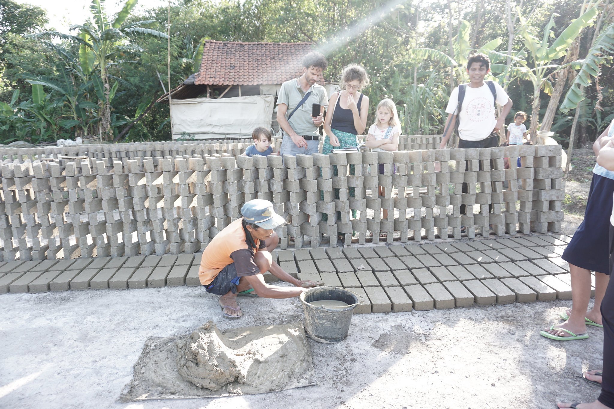 Pembuatan Bata oleh Perajin | Foto: jaf.art.blog