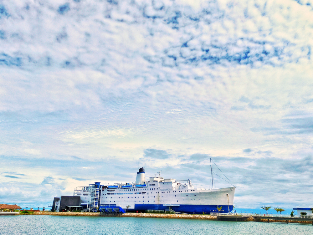 Doulos Phos The Ship Hotel | @Agusman/Shutterstock