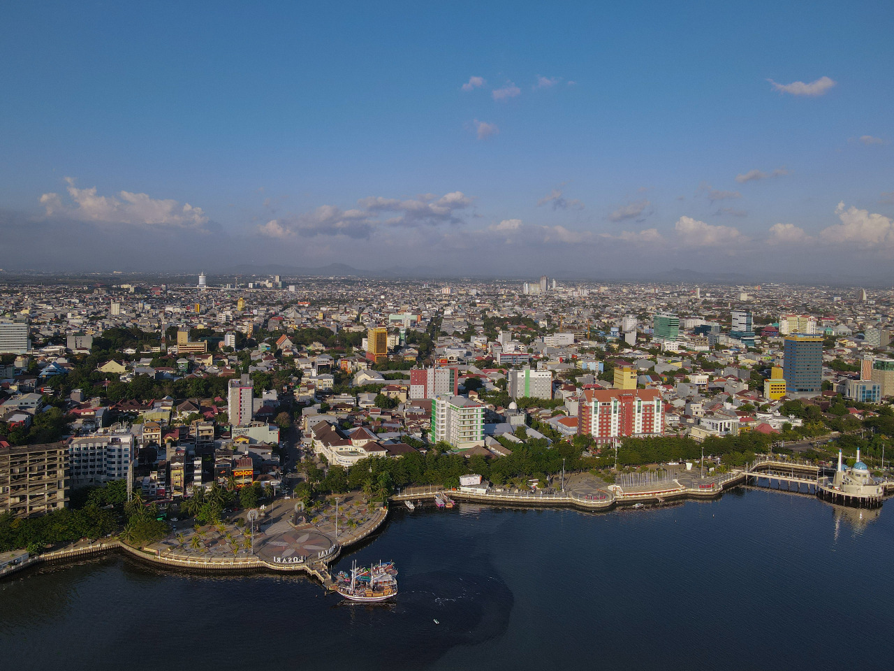 Makassar, kota terbesar di Pulau Sulawesi sekaligus menjadi pusat keuangan dan perekonomian © Oen Michael/Shutterstock