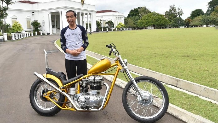 Presiden RI Joko Widodo dengan motor kustom buatan Elders Garage