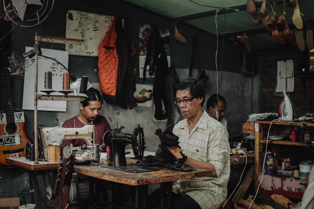 Produksi sepatu Hirka