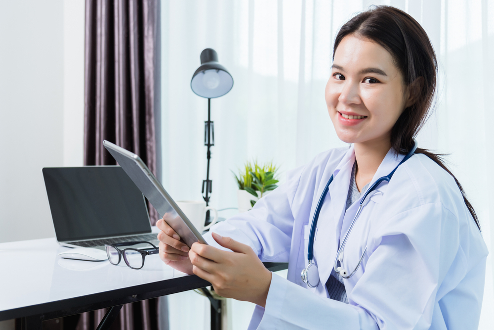 Ilustrasi tenaga medis yang memberikan konsultasi melalui telemedicine