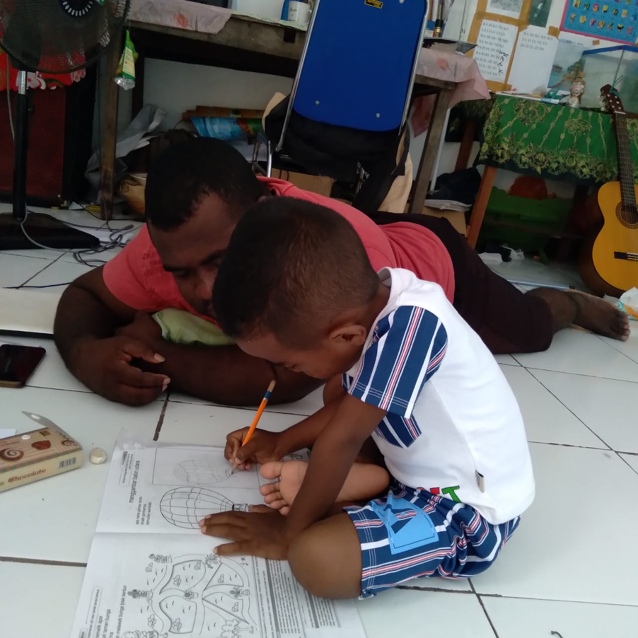 Amos Yeninar membimbing anak asuhannya