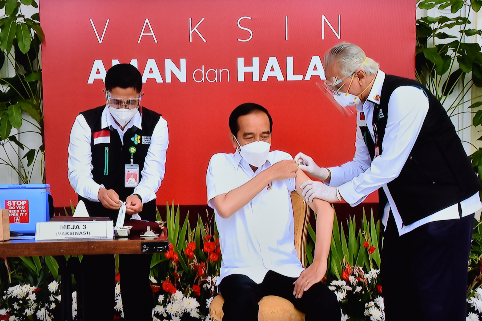 Preside Joko Widodo menerima vaksin pertama di RI