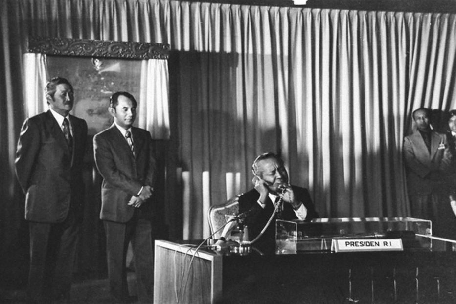 Presiden Soeharto melakukan sambungan langsung dalam peresmian pemakaian satelit bumi Palapa, 16 Agustus 1976