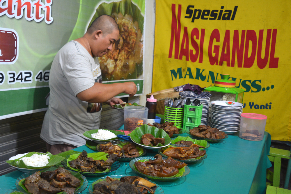 Nasi gandul | @Tiwuk Suwantini Shutterstock