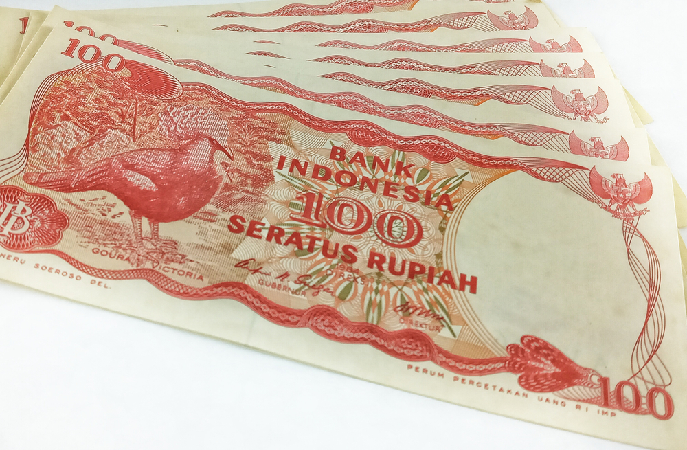 Uang kertar Rp100 tahun 1984 yang masih mencantumkan nama perancang di bagian sudut kiri bawah