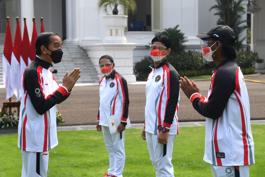 Presiden Joko Widodo saat melepas atlet Indonesia di Istana Merdeka