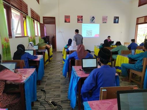 Pembelajaran berbasis teknologi di SMP Negeri 1 Lingga Timur, Kepulauan Riau (Dok. Google Indonesia)