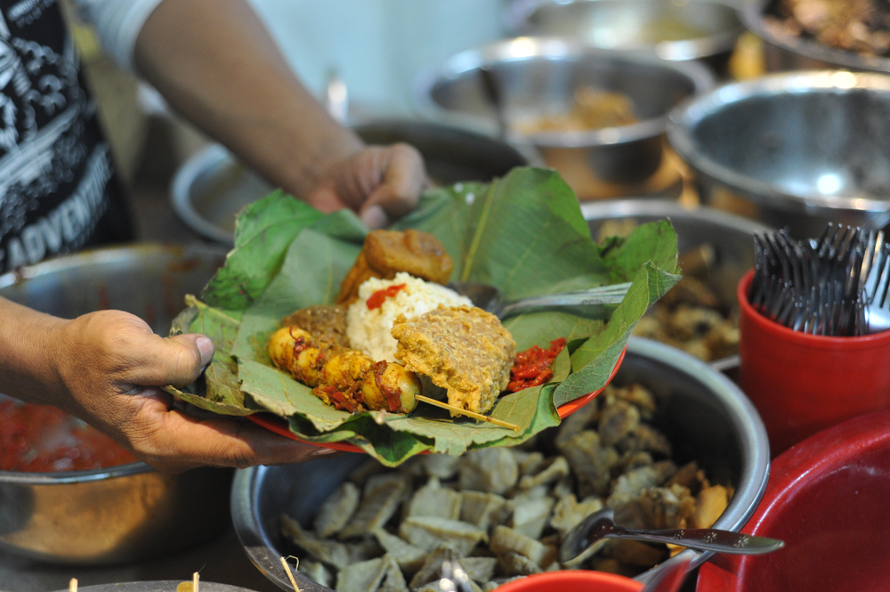 Nasi jamblang | @Fsyimage Shutterstock