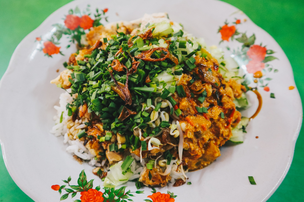 Nasi lengko | @Reezky Pradata Shutterstock