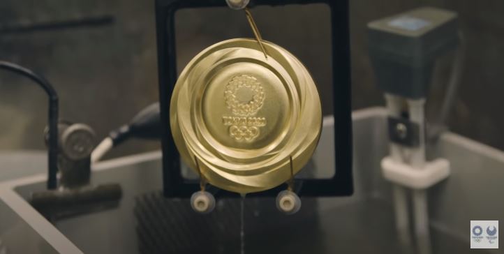 Pembuatan medali emas Olimpiade Tokyo 2020