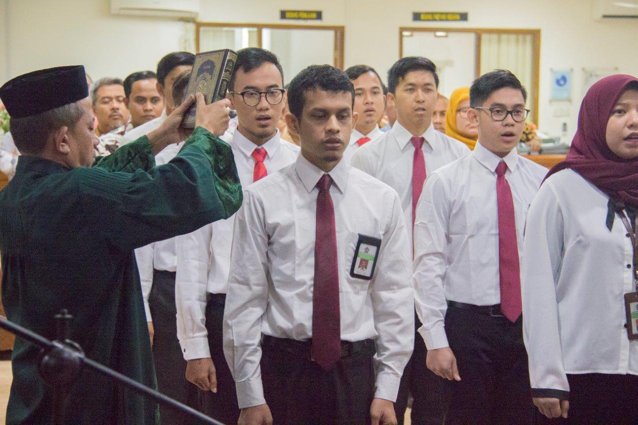 Ilustrasi pengangkatan sumpah ASN Aceh yang didominasi oleh kalangan muda