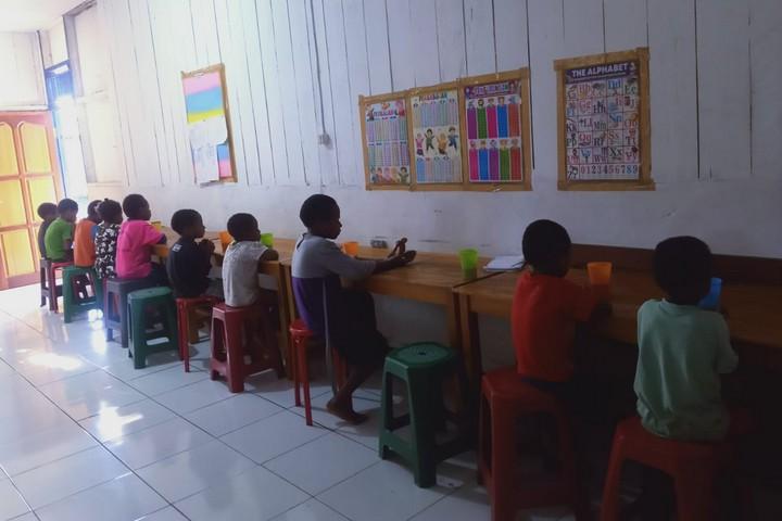 Anak-anak di panti asuhan yang Amos bangun saat mendapat pembelajaran sekolah