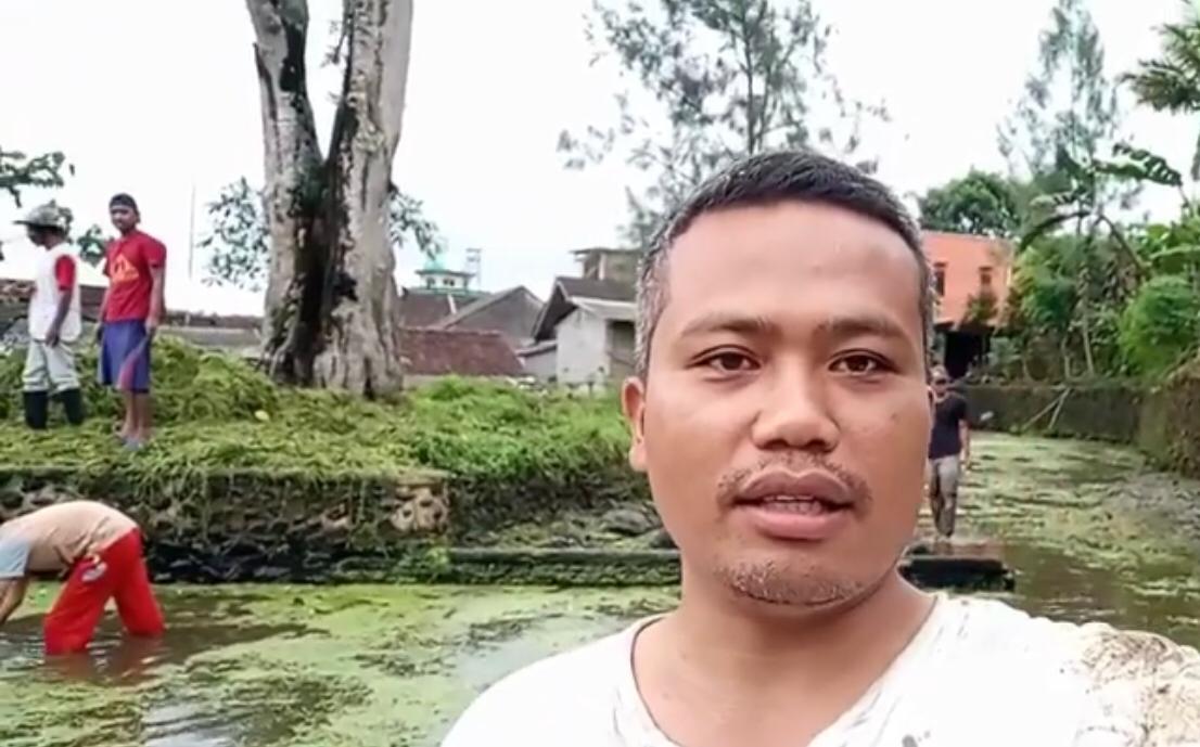 Badar Roedin dalam salah satu kegiatan bersama warga di desanya