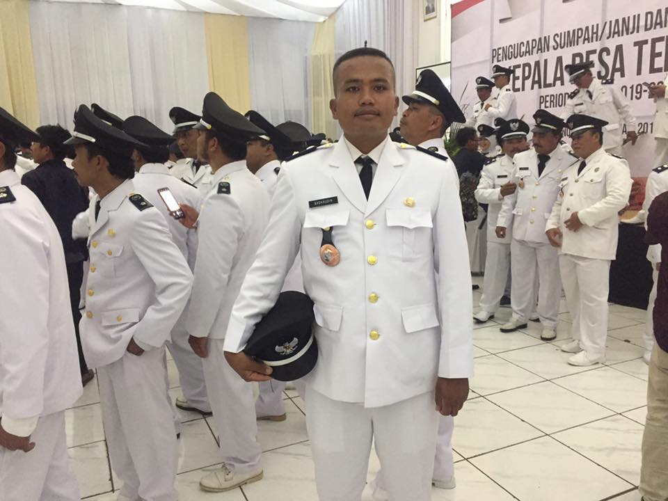 Badar Roedin (kanan) saat pelantikan kepala desa | Dok. Pribadi Badar Roedin