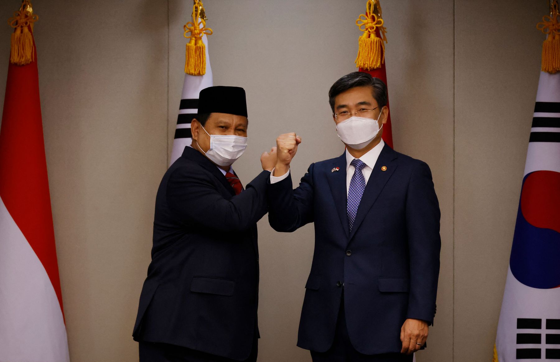 Menteri Pertahanan Prabowo Subianto (kiri) bersama Menteri Pertahanan Korsel Suh Wook