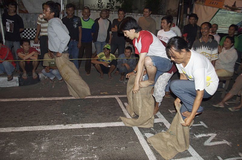 Lomba Balap Karung (Wikimedia Commons)