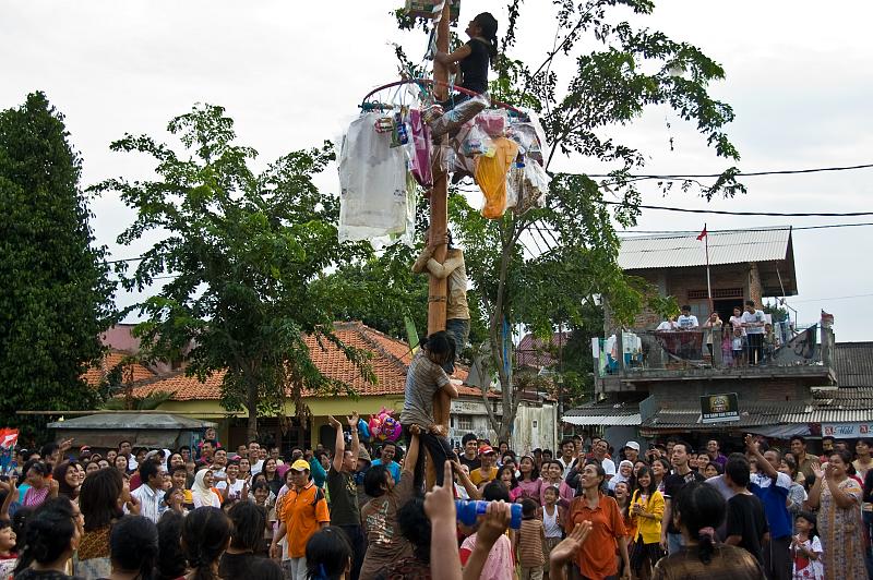 Lomba Panjat Pinang (Wikimedia Commons)