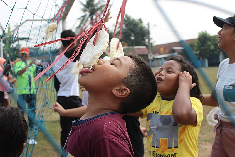 Lomba Makan Kerupuk (Wikimedia Commons)