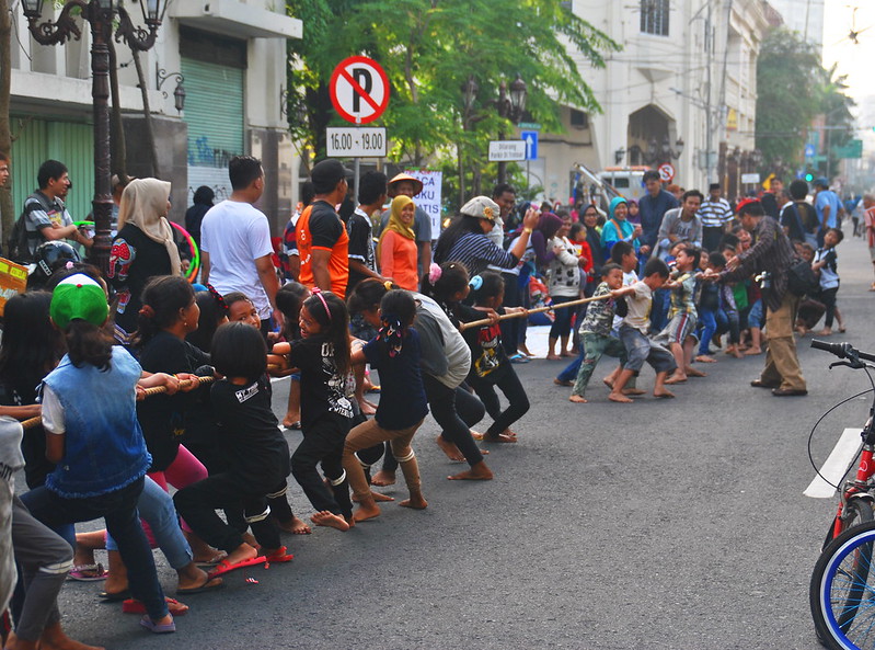 Lomba Tarik Tambang (Dok Flickr)