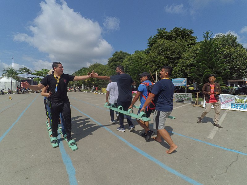 Lomba Bakiak (Wikimedia Commons)