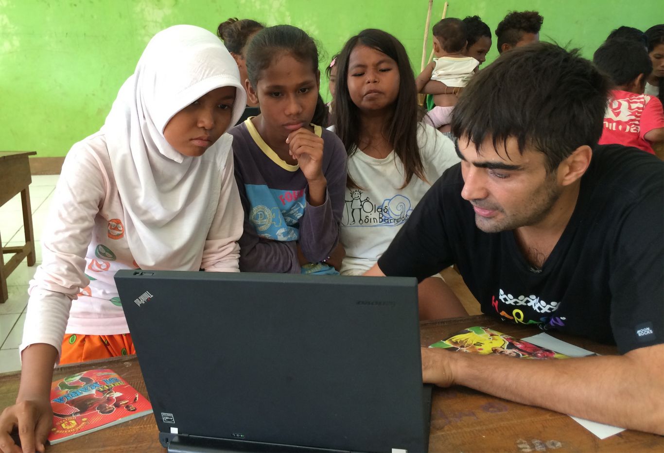 Carlos Ferrandiz saat memberikan pendidikan kepada anak-anak di desa Hu'u