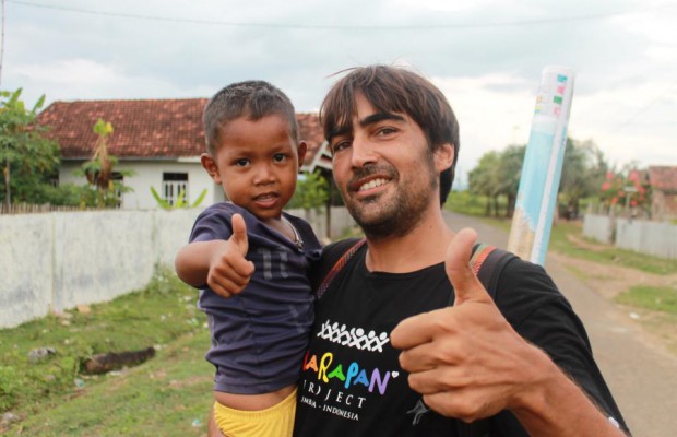 Carlos Ferrandiz bersama anak di desa Hu'u