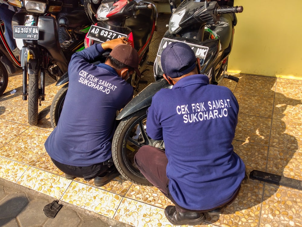 Ilustrasi pengurusan pelat kendaraan bermotor di samsat