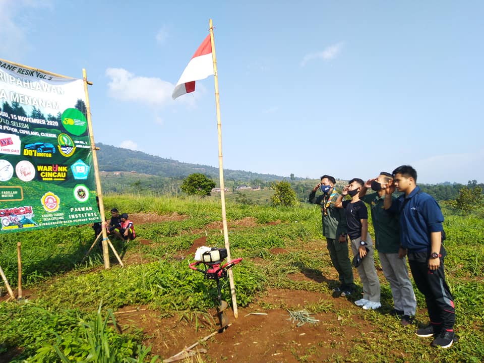 aktivitas penanaman pohon komunitas penjuang waktu