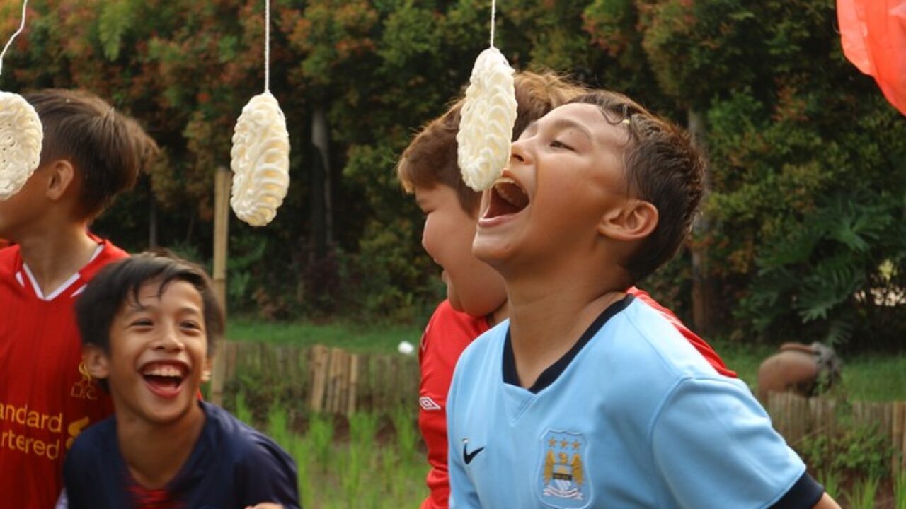 Lomba makan kerupuk. | Foto :KaryaKepri.com