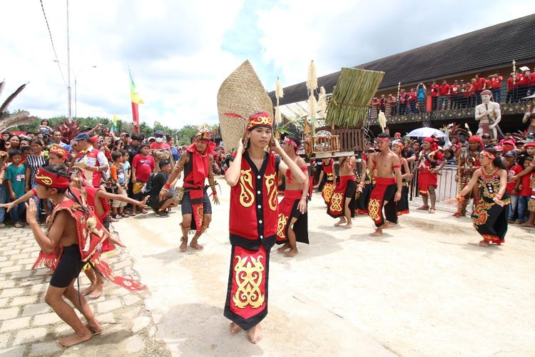 Ritual Naik Dango | Foto: Kompas