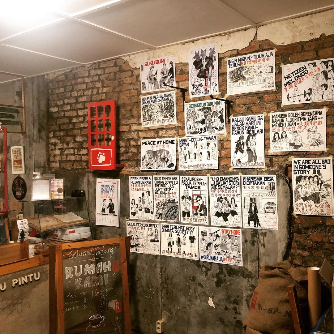 Karya Supomo dalam sebuah eksibisi di kafe | Foto: instagram.com/senikanji