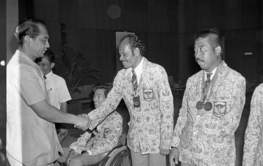 Gubernur Ali Sadikin menyambut atlet difabel Indonesia selepas Paralimpiade 1976