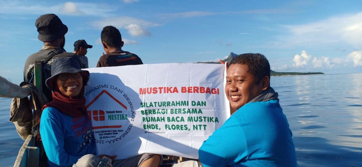 Kegiatan berbagi Rumah Baca Mustika