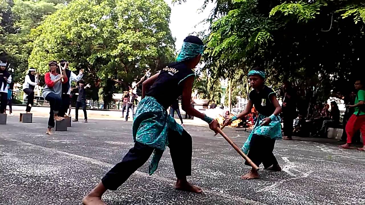Potret kesenian Ujungan | Foto: budaya-indonesia.org