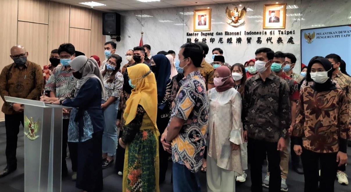 Penandatanganan dokumen pelantikan pengurus PPI Taiwan 2021-2022 yang diwakili oleh Miftakhul Jannatin | Foto: Pengurus PPI Taiwan