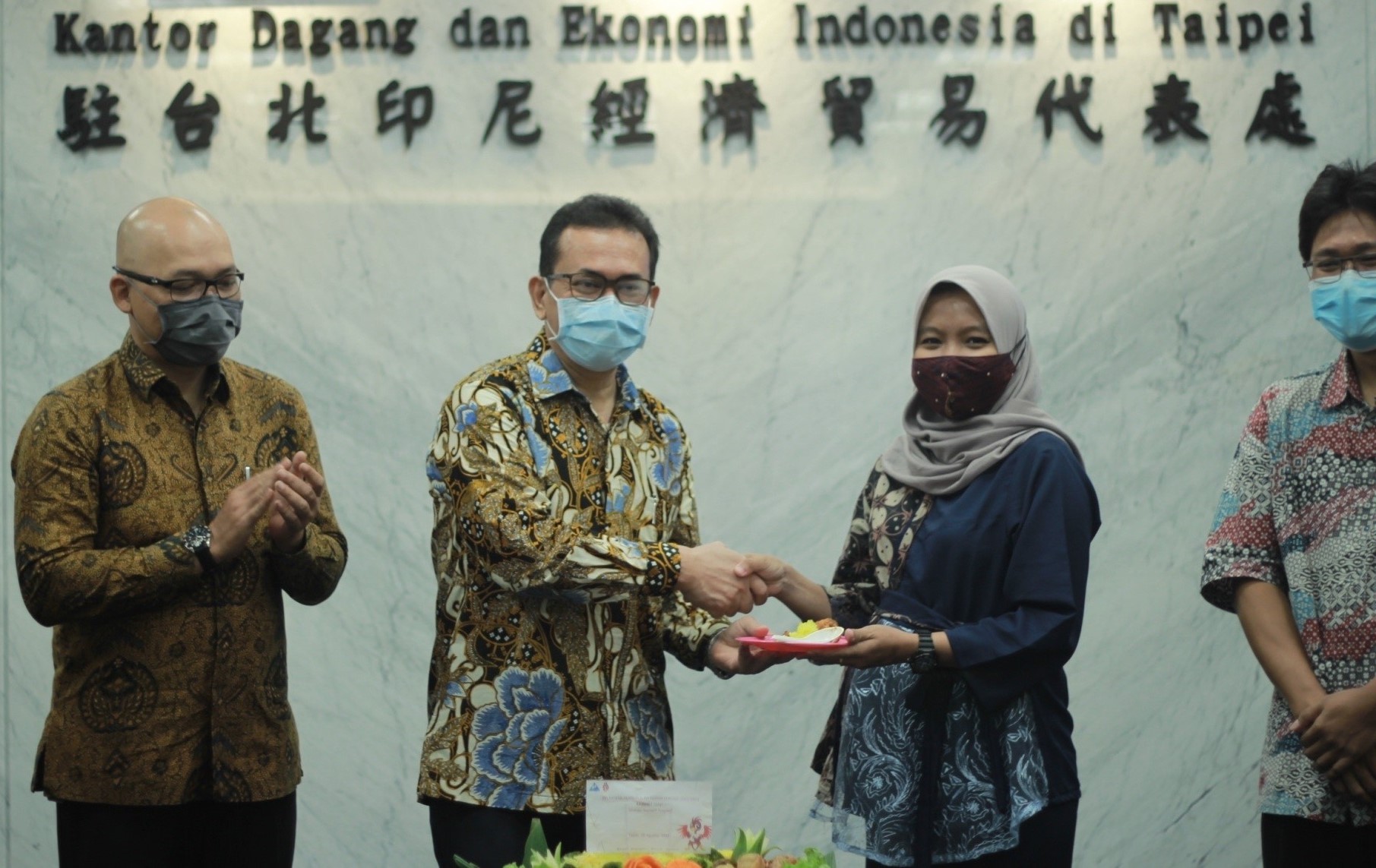Penyerahan potongan tumpeng oleh Kepala KDEI Taipei, Budi Santoso, kepada Miftakhul Jannatin | Foto: Pengurus PPI Taiwan