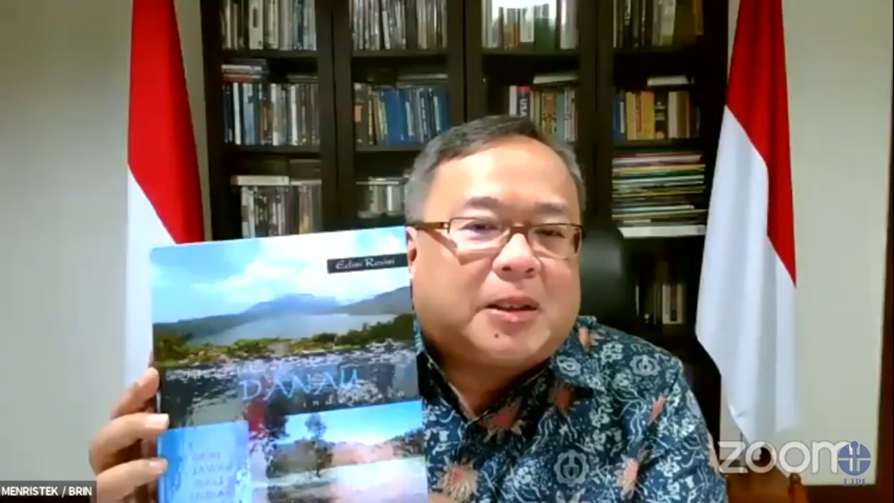 Menteri Riset dan Teknologi/Kepala Badan Riset dan Inovasi Nasional, Bambang Permadi Soemantri Brodjonegoro kala itu dengan buku