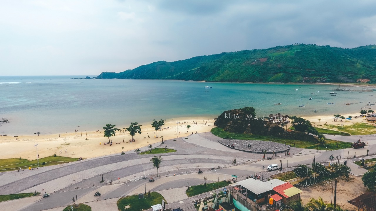 Pemandangan Mandalika | Shutterstock/Harry Hermanan