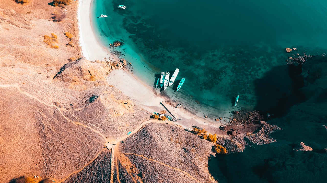 Pemandangan dari atas Pulau Padar | Shutterstock/Harry Hermanan